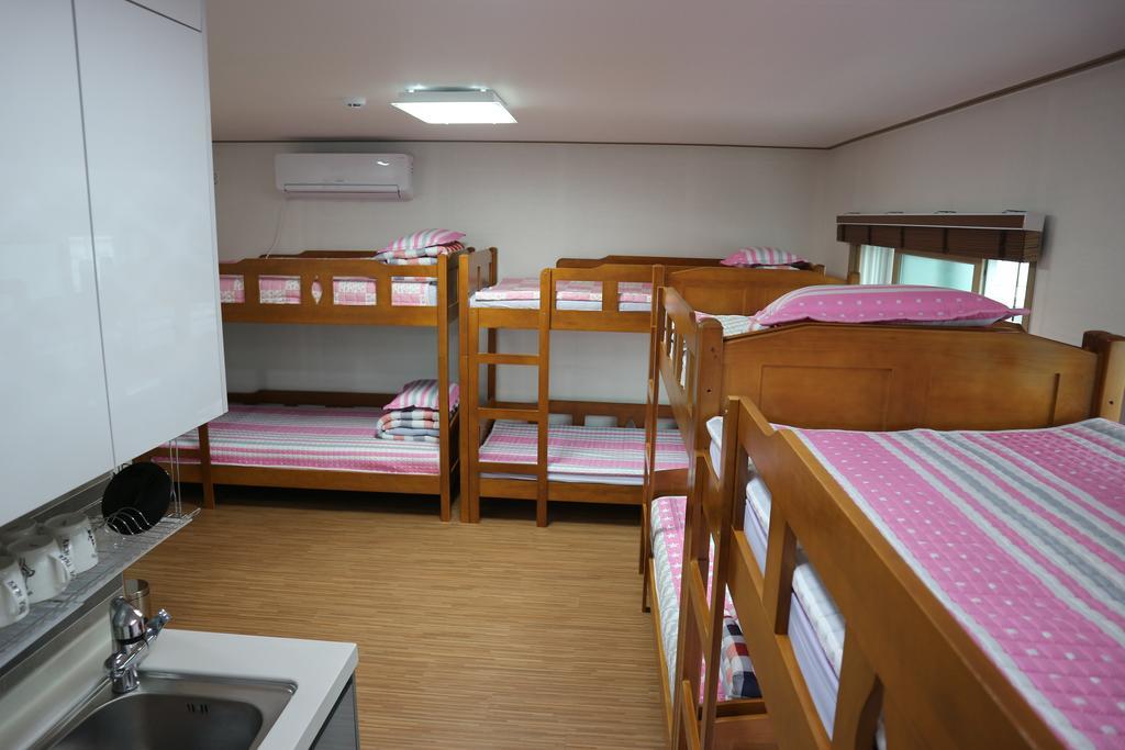 Blue Island Guesthouse Сеогвипо Екстериор снимка