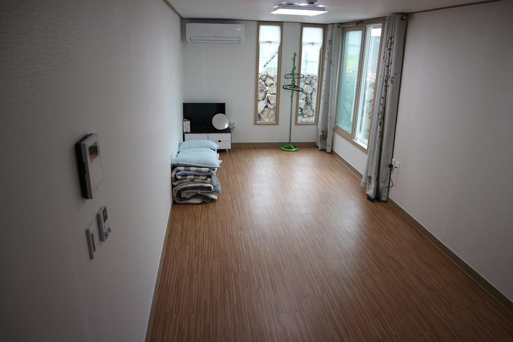 Blue Island Guesthouse Сеогвипо Екстериор снимка