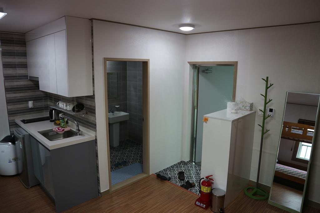 Blue Island Guesthouse Сеогвипо Екстериор снимка