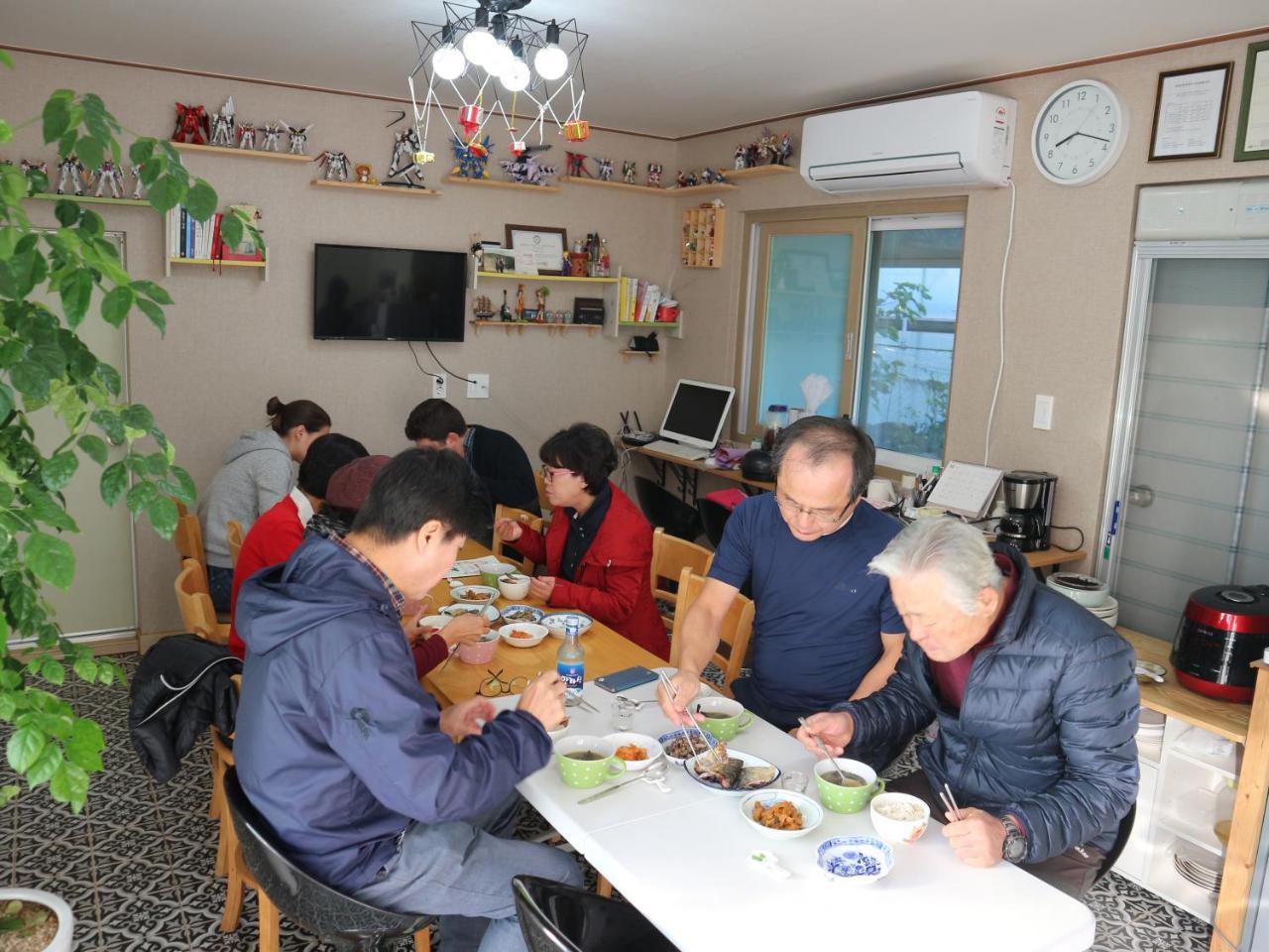 Blue Island Guesthouse Сеогвипо Екстериор снимка