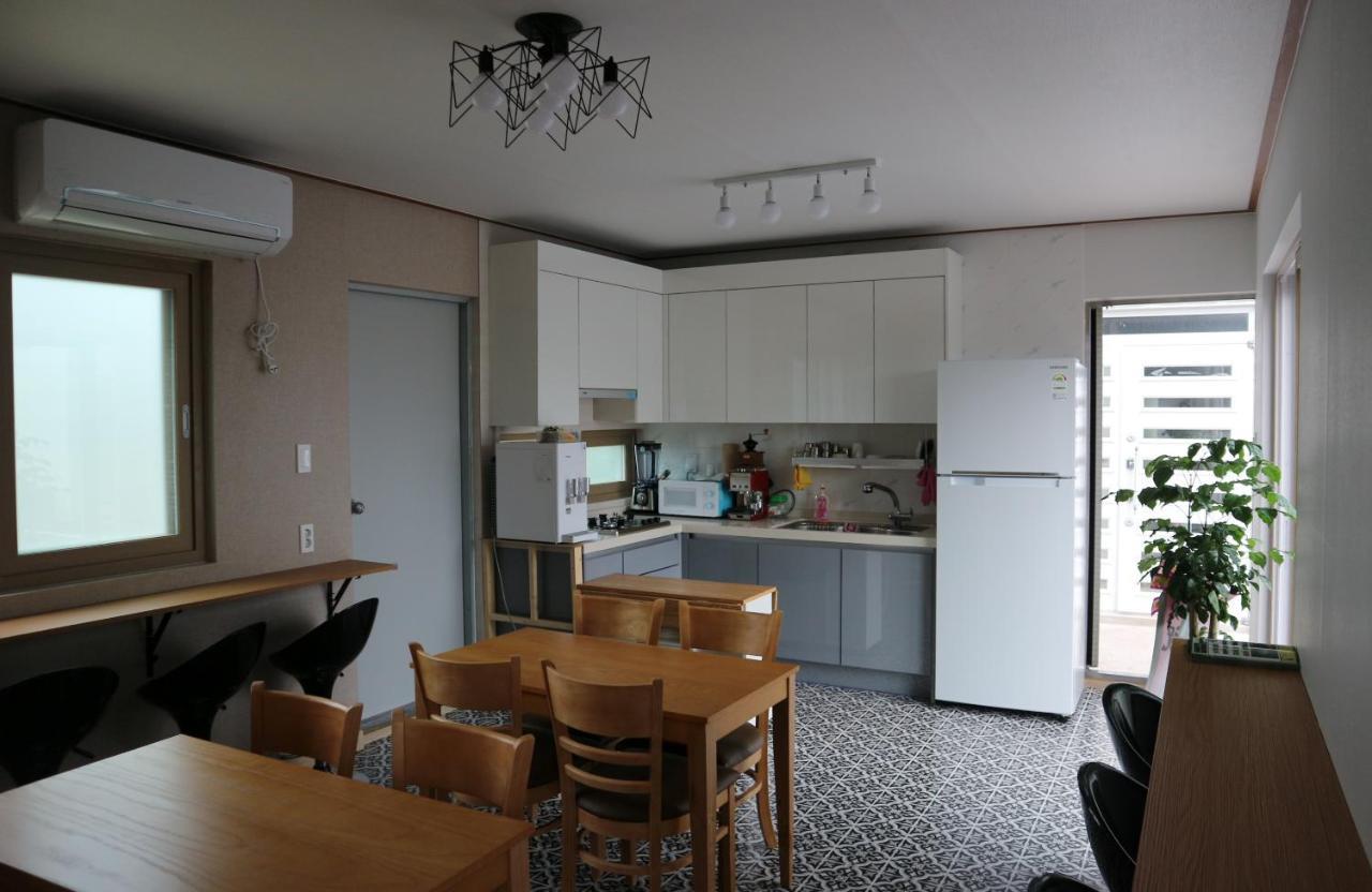 Blue Island Guesthouse Сеогвипо Екстериор снимка