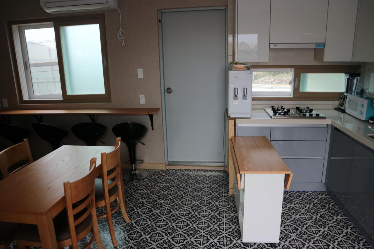Blue Island Guesthouse Сеогвипо Екстериор снимка