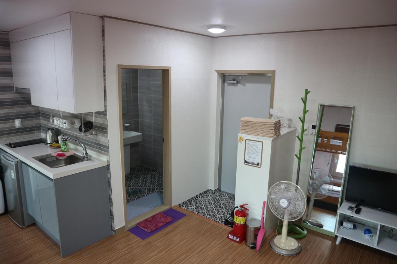 Blue Island Guesthouse Сеогвипо Екстериор снимка
