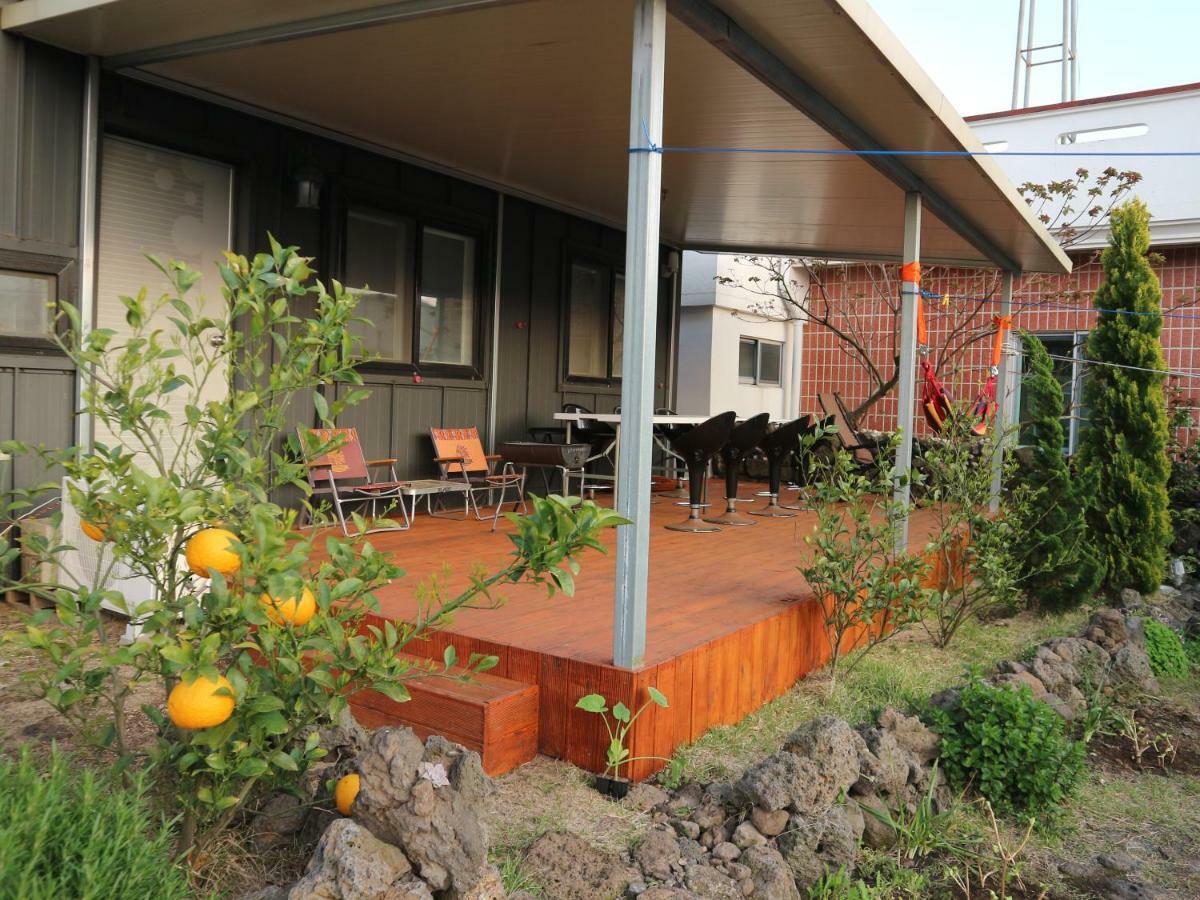 Blue Island Guesthouse Сеогвипо Екстериор снимка