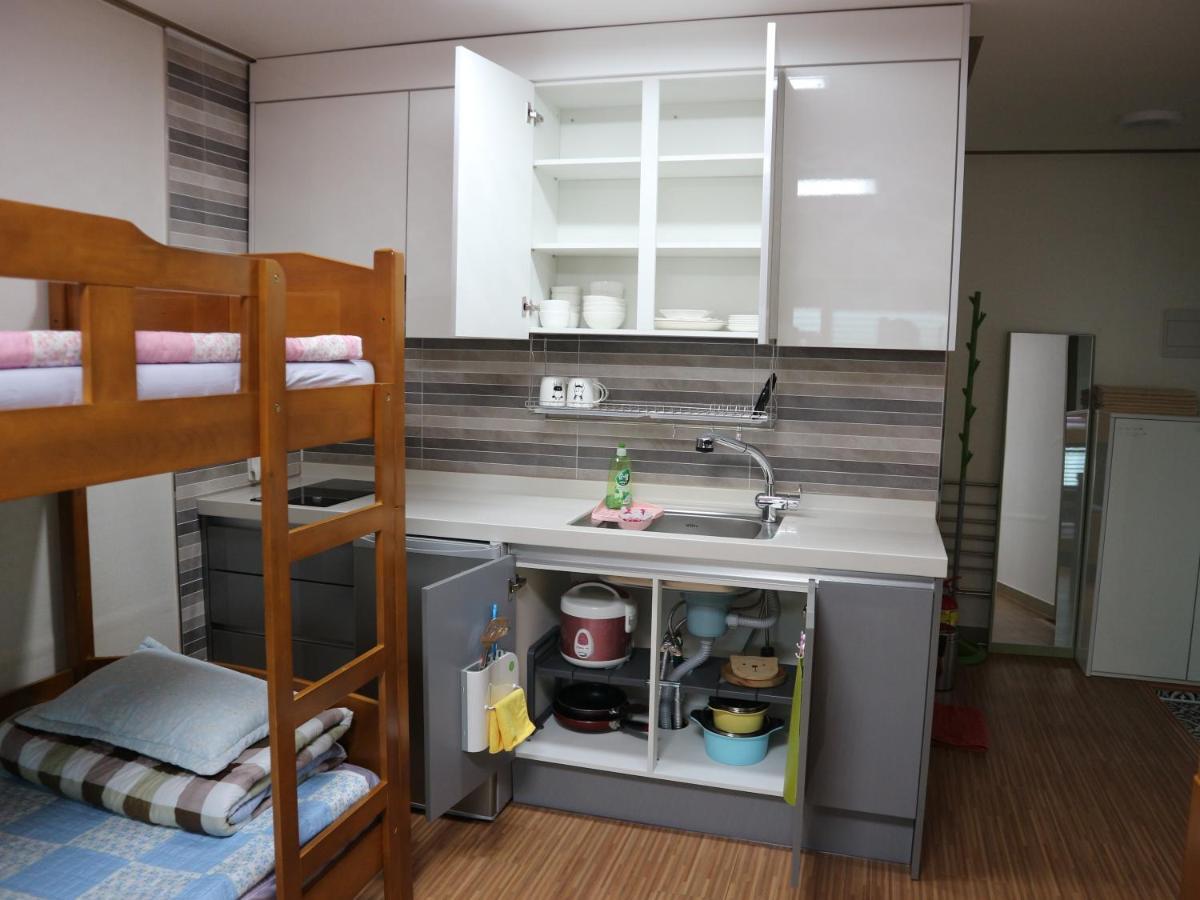 Blue Island Guesthouse Сеогвипо Екстериор снимка