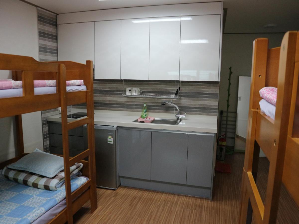 Blue Island Guesthouse Сеогвипо Екстериор снимка