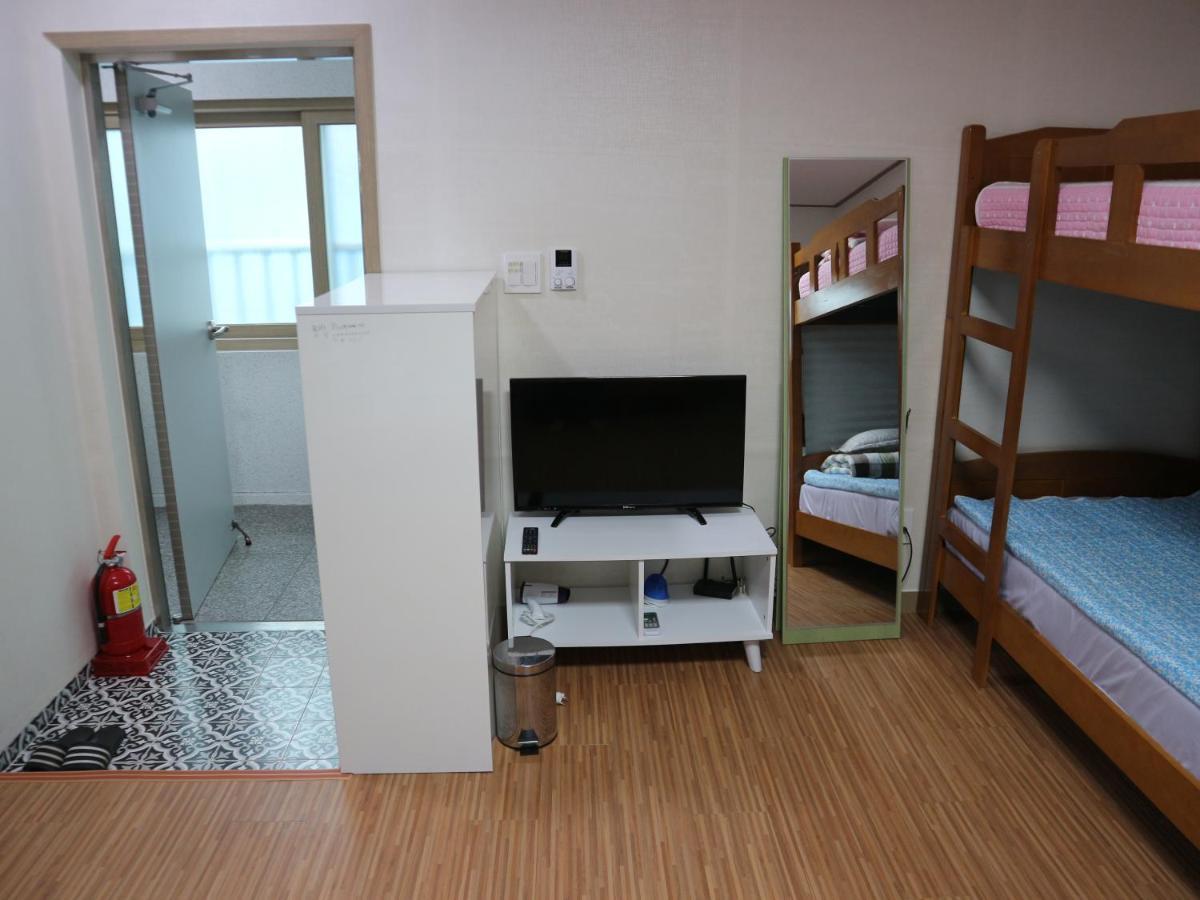 Blue Island Guesthouse Сеогвипо Екстериор снимка